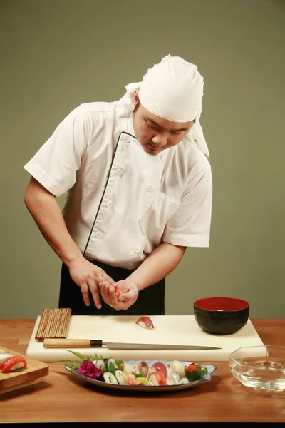 Jeune Chef Préparant Des Sushis — Photo