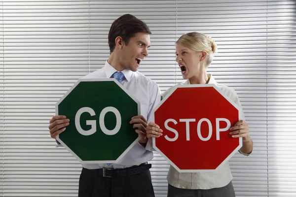 Hombre Negocios Con Letrero Una Mujer Negocios Con Letrero Stop — Foto de Stock