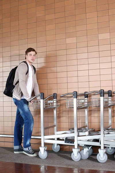 Man Neemt Een Kar Uit Rij Van Bagage Karren Luchthaven — Stockfoto