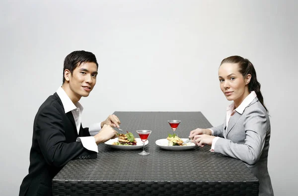 Üzletember Üzletasszony Együtt Vacsoráznak — Stock Fotó