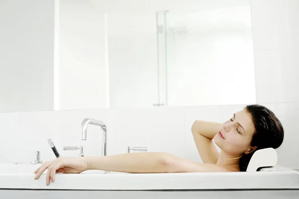 Frau Entspannt Sich Der Badewanne — Stockfoto
