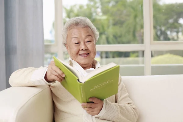 Oudere Vrouw Zit Bank Boek Lezen — Stockfoto