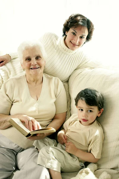 Menino Sentado Com Sua Avó Mãe Sofá Olhando Para Câmera — Fotografia de Stock