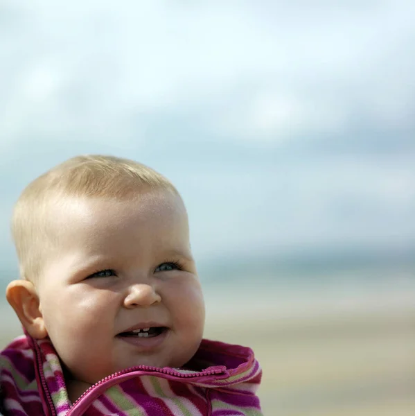 Baby Mädchen Lächelt Schön — Stockfoto