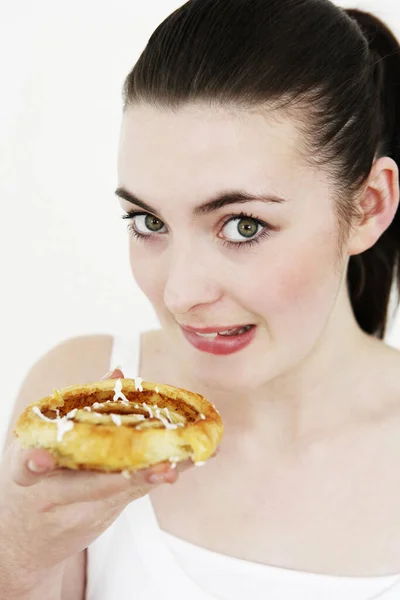 Mujer Comiendo Rollo Canela — Foto de Stock