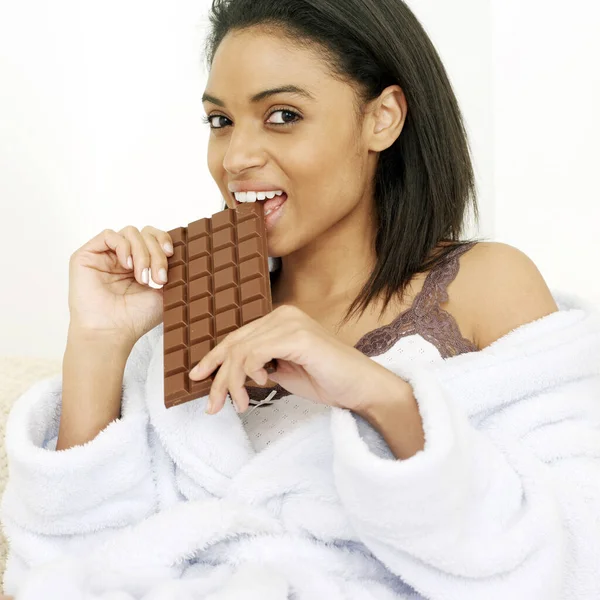 Mujer Albornoz Disfrutando Una Barra Chocolate — Foto de Stock