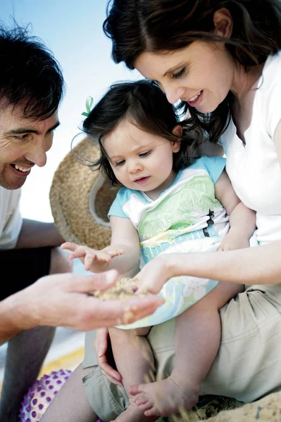 Familia Divirtiéndose Playa — Foto de Stock