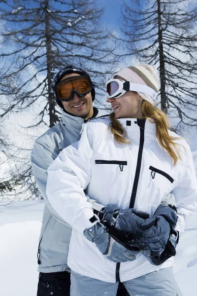 Çiftler birlikte vakit geçiriyorlar.