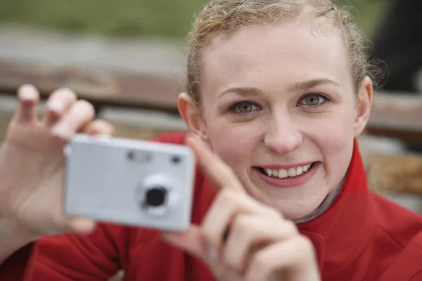 Žena Fotografování Její Digitální Fotoaparát — Stock fotografie