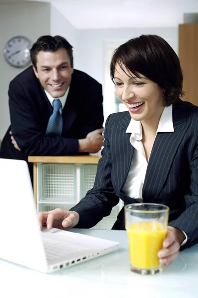 Businesswoman Using Laptop Her Husband Background — Stock Photo, Image