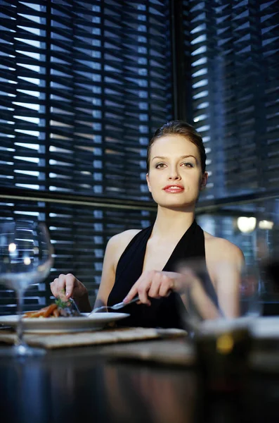 Mujer Disfrutando Comida Lujoso Restaurante —  Fotos de Stock