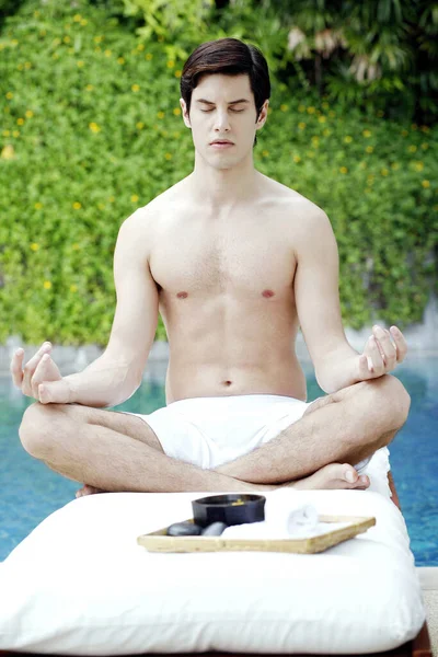 Adam Havuz Kenarında Meditasyon Yapıyor — Stok fotoğraf