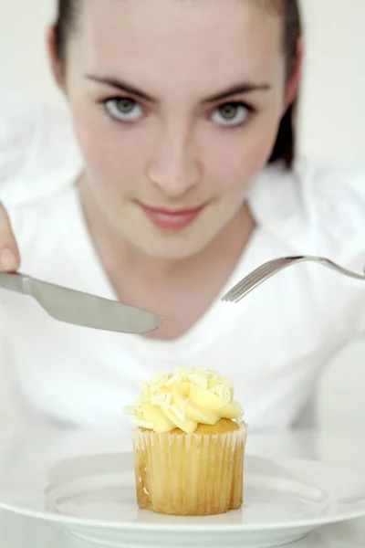 Mulher Preparando Para Comer Seu Cupcake — Fotografia de Stock