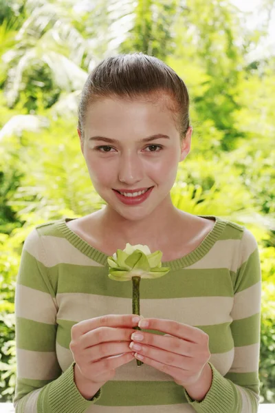 Vrouw Met Een Bloem — Stockfoto