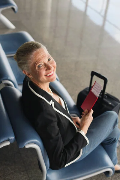 Empresaria Sentada Salón Del Aeropuerto Con Pasaporte — Foto de Stock