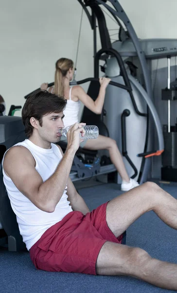 Hombre Agua Potable Mujer Haciendo Ejercicio Fondo —  Fotos de Stock