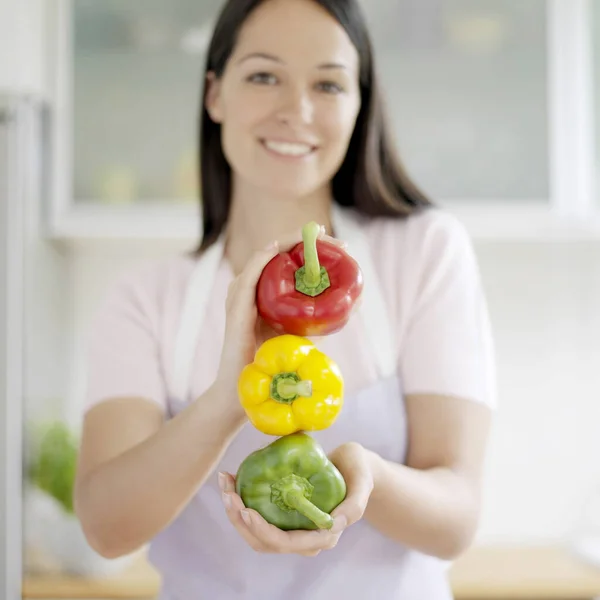 Vrouw Met Een Stapel Kleurrijke Paprika — Stockfoto