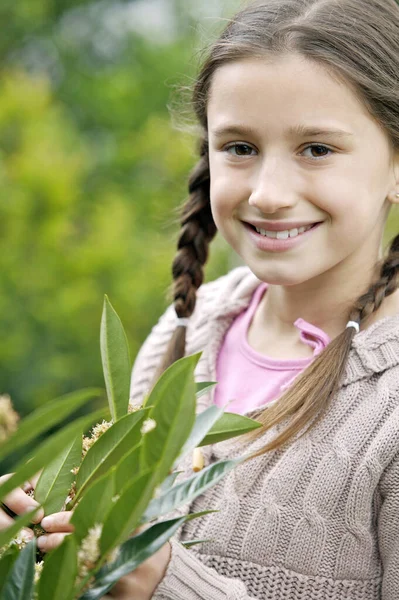 Девушка Держит Растение — стоковое фото