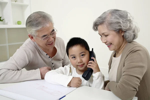 Pojke Pratar Telefon Senior Par Tittar — Stockfoto