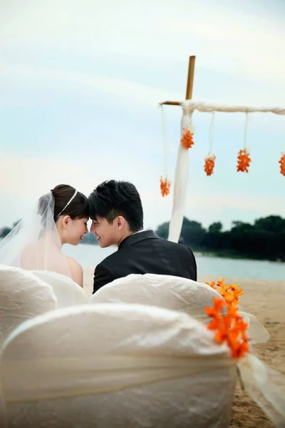 Sposo Sposo Alla Loro Cerimonia Matrimonio Spiaggia — Foto Stock