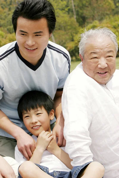 Een Jongen Het Park Met Zijn Vader Grootvader — Stockfoto