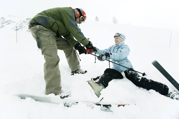 Esquiador Masculino Ajudando Esquiador Feminino — Fotografia de Stock