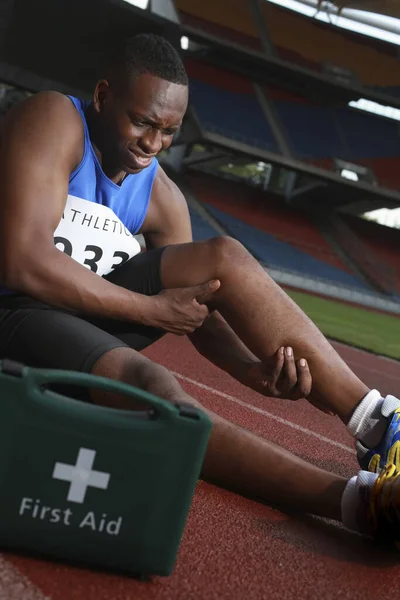 Hombre Atleta Acostado Pista Apretando Pierna Dolor — Foto de Stock