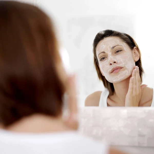 Mulher Aplicando Máscara Facial — Fotografia de Stock