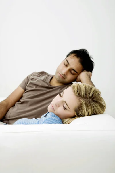 Couple Napping Couch — Stock Photo, Image