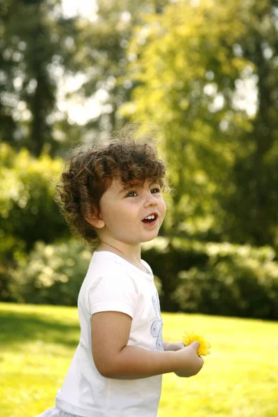 Nettes Kleines Mädchen Steht Park Und Hält Gelbe Blume — Stockfoto