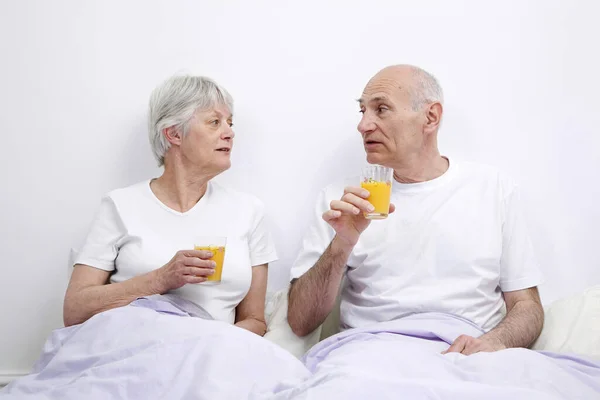 Homem Sênior Mulher Desfrutando Suco Laranja — Fotografia de Stock