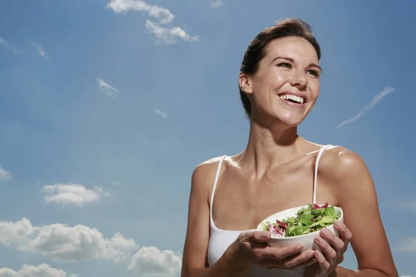 Vrouw Met Een Kom Salade — Stockfoto