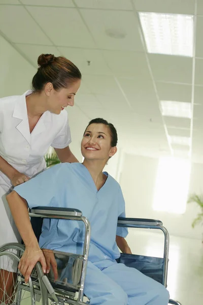 Медсестра Толкает Женщину Инвалидном Кресле — стоковое фото