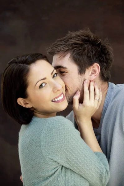 Uomo Baciare Sua Ragazza — Foto Stock