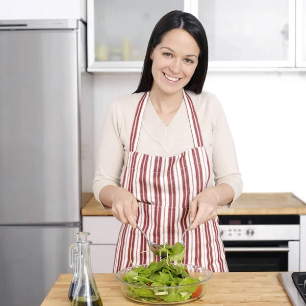 Donna Che Lancia Insalata Con Olio Aceto — Foto Stock