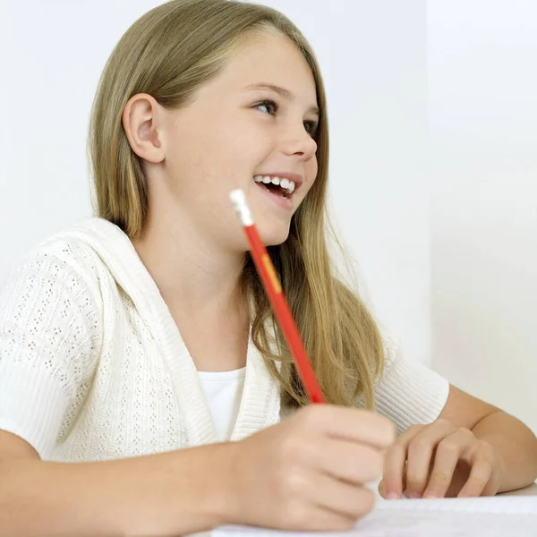 Menina Sorrindo Enquanto Escrevia — Fotografia de Stock