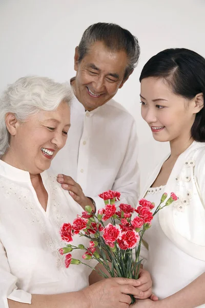 Yaşlı Bir Kadın Yaşlı Bir Kadına Bir Buket Çiçek Veriyor — Stok fotoğraf