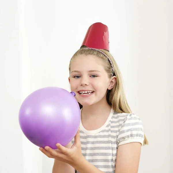 Mädchen Lächelt Die Kamera Während Sie Ballon Hält — Stockfoto