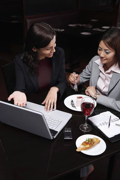 Businesswomen Having Discussion Dessert — Stock Photo, Image