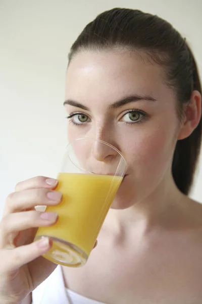 Vrouw Die Een Glas Sinaasappelsap Drinkt — Stockfoto