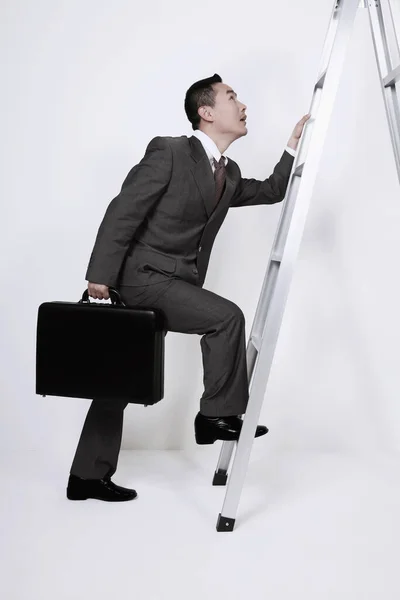 Empresário Subindo Escada Corporativa — Fotografia de Stock