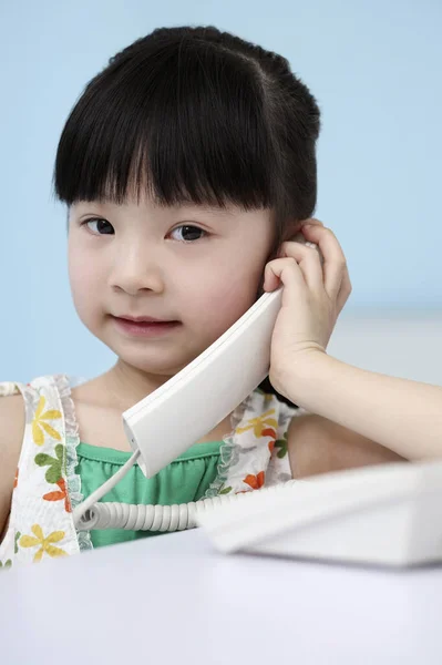 Κορίτσι Μιλάει Στο Τηλέφωνο — Φωτογραφία Αρχείου