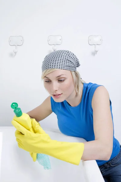 Mulher Com Luvas Borracha Ler Instruções Sobre Limpeza Detergente — Fotografia de Stock