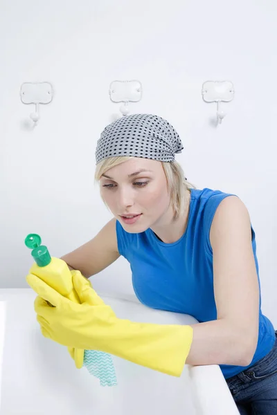 Mujer Con Guantes Goma Instrucciones Lectura Sobre Detergente Limpieza — Foto de Stock