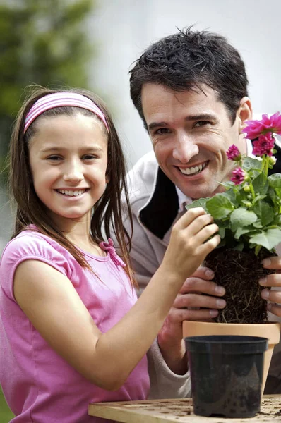 Άνδρας Και Κορίτσι Φυτεύουν Λουλούδια Γλάστρα — Φωτογραφία Αρχείου