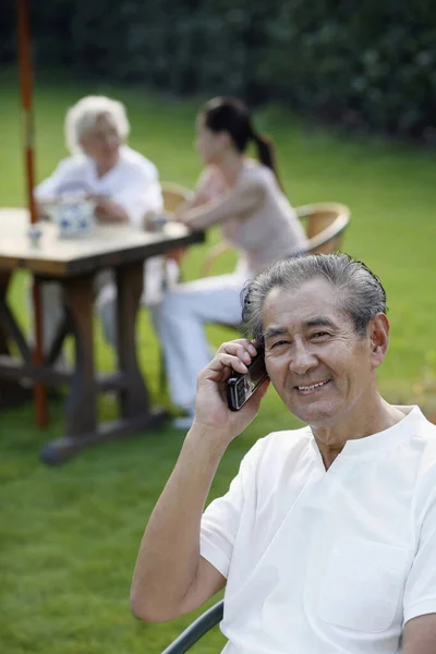 Ανώτερος Άνδρας Μιλάει Στο Τηλέφωνο Γυναίκα Και Ηλικιωμένη Γυναίκα Πίνοντας — Φωτογραφία Αρχείου
