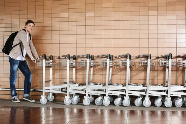 Homme Prenant Chariot Rangée Chariots Bagages Aéroport — Photo