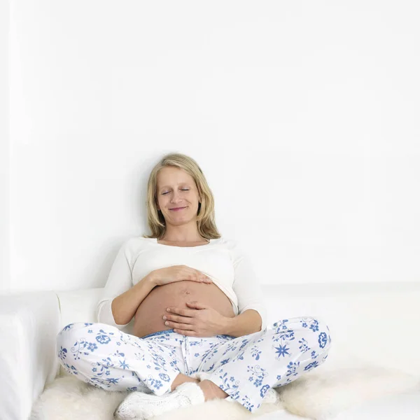 Gravid Kvinna Som Vidrör Magen — Stockfoto