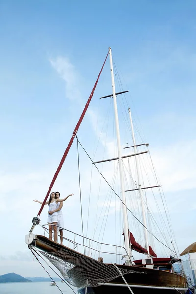 Couple Cruising Yacht — Stock Photo, Image