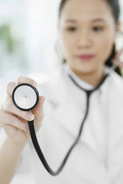 Médica Usando Estetoscópio — Fotografia de Stock